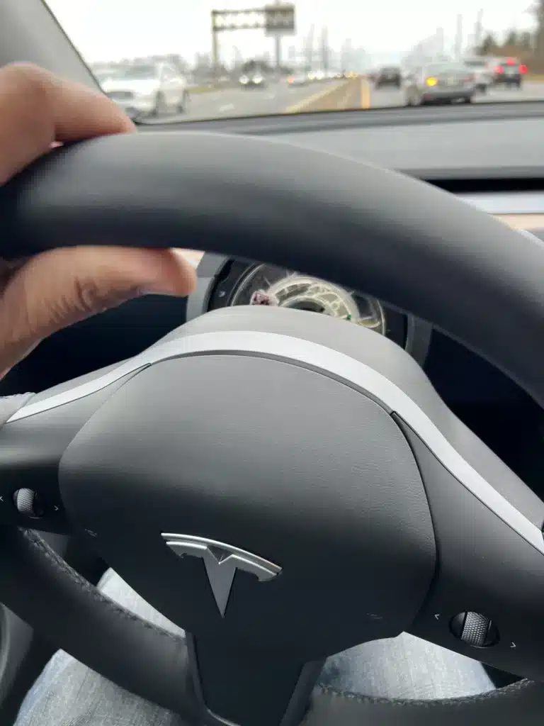 Шофьор на Tesla: Само пет дни след като си купих колата, воланът ѝ се откачи в движение
