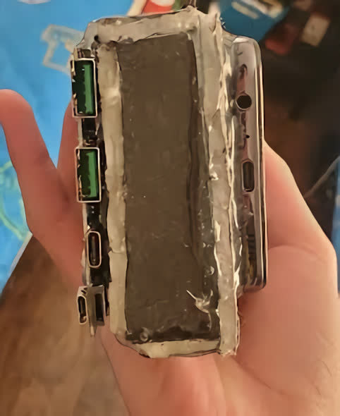 Вижте как изглежда Samsung Galaxy A32 със самоделна 30,000 mAh батерия