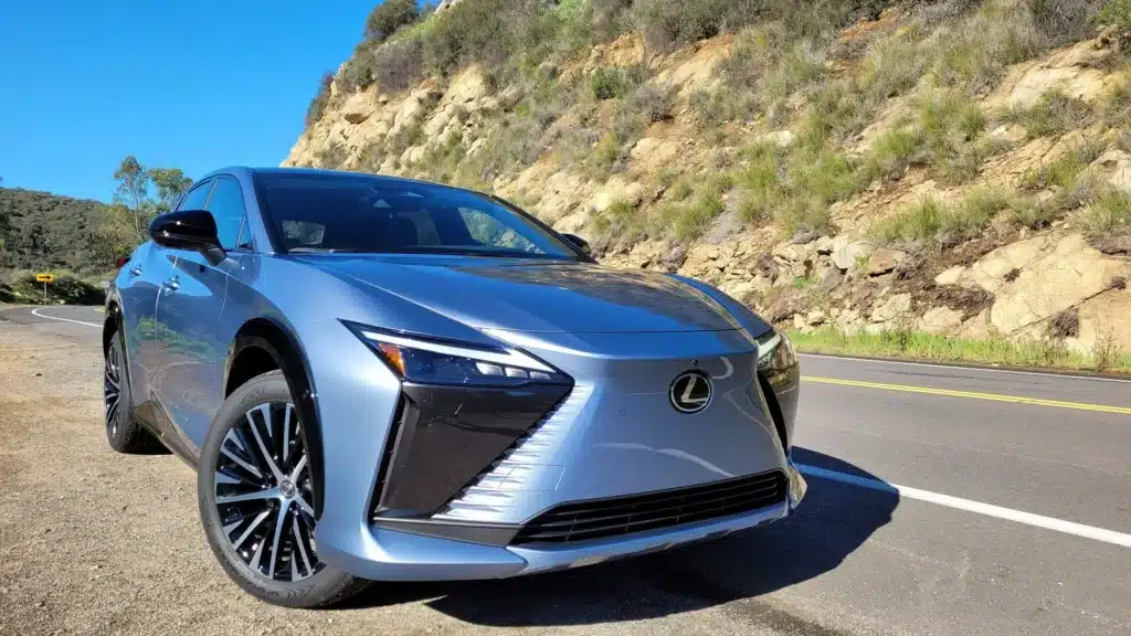 Щурвал и steer-by-wire в новия Lexus RZ са технологични решения, които си търсят реален проблем