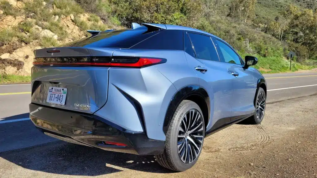 Щурвал и steer-by-wire в новия Lexus RZ са технологични решения, които си търсят реален проблем