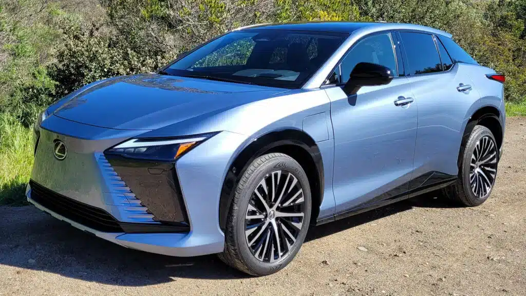 Щурвал и steer-by-wire в новия Lexus RZ са технологични решения, които си търсят реален проблем