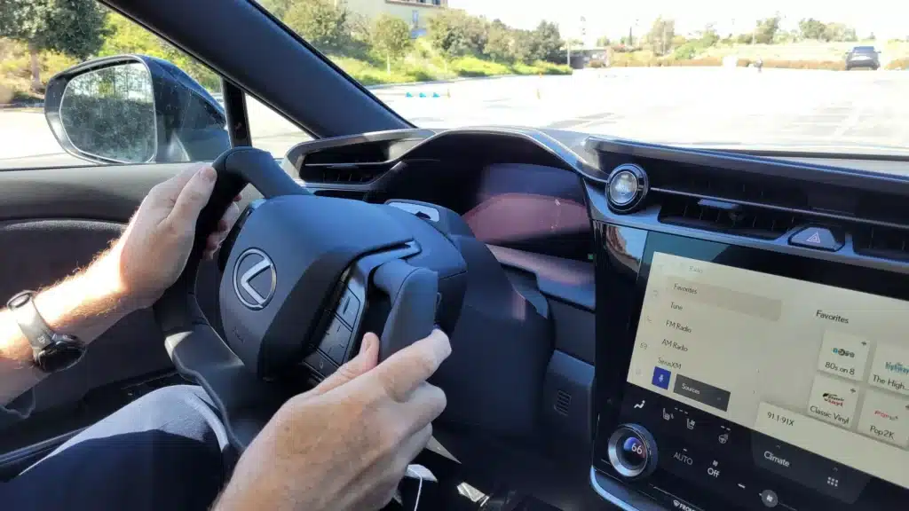 Щурвал и steer-by-wire в новия Lexus RZ са технологични решения, които си търсят реален проблем