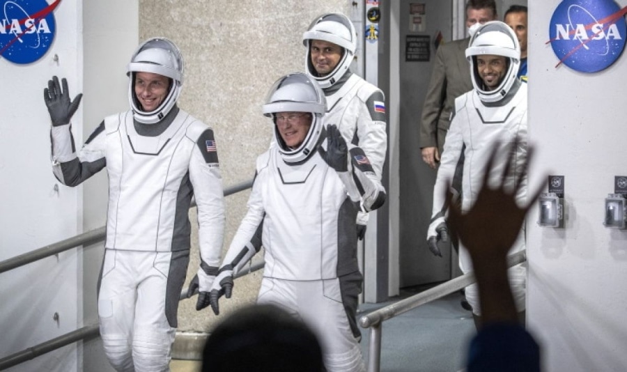 Успех от втория опит: SpaceX изстреля Crew Dragon към МКС