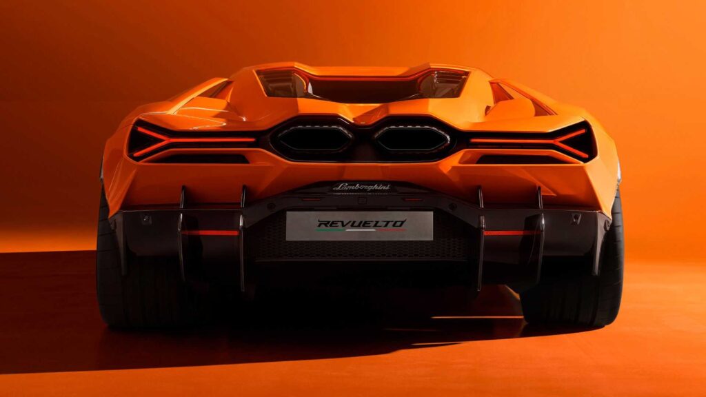 Lamborghini Revuelto въвежда марката в ерата на електрификацията