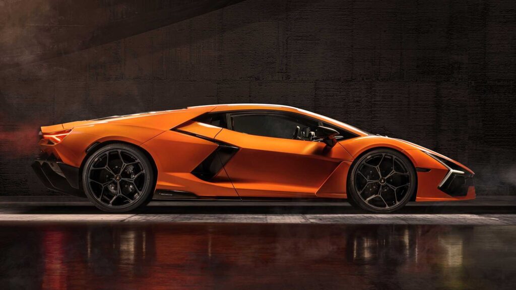 Lamborghini Revuelto въвежда марката в ерата на електрификацията