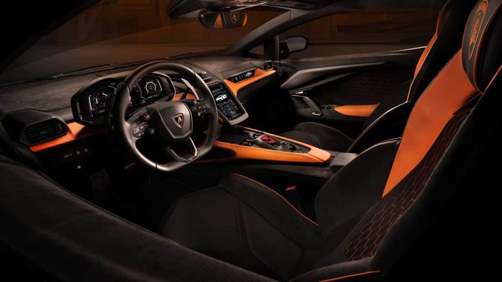 Lamborghini Revuelto въвежда марката в ерата на електрификацията