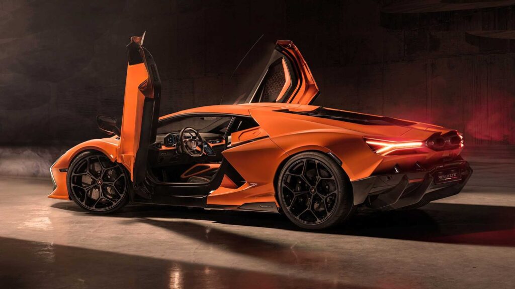 Lamborghini Revuelto въвежда марката в ерата на електрификацията