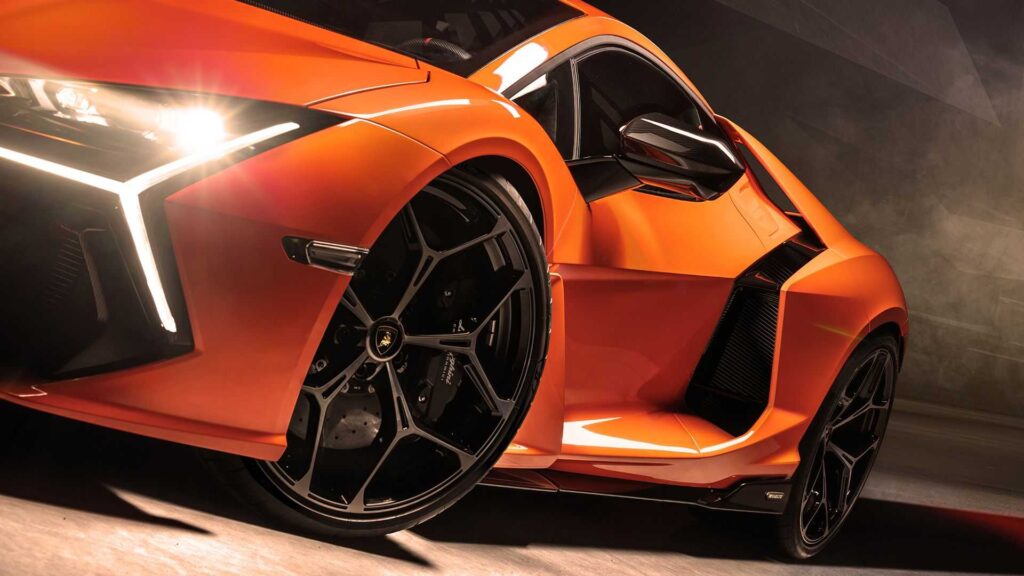 Lamborghini Revuelto въвежда марката в ерата на електрификацията