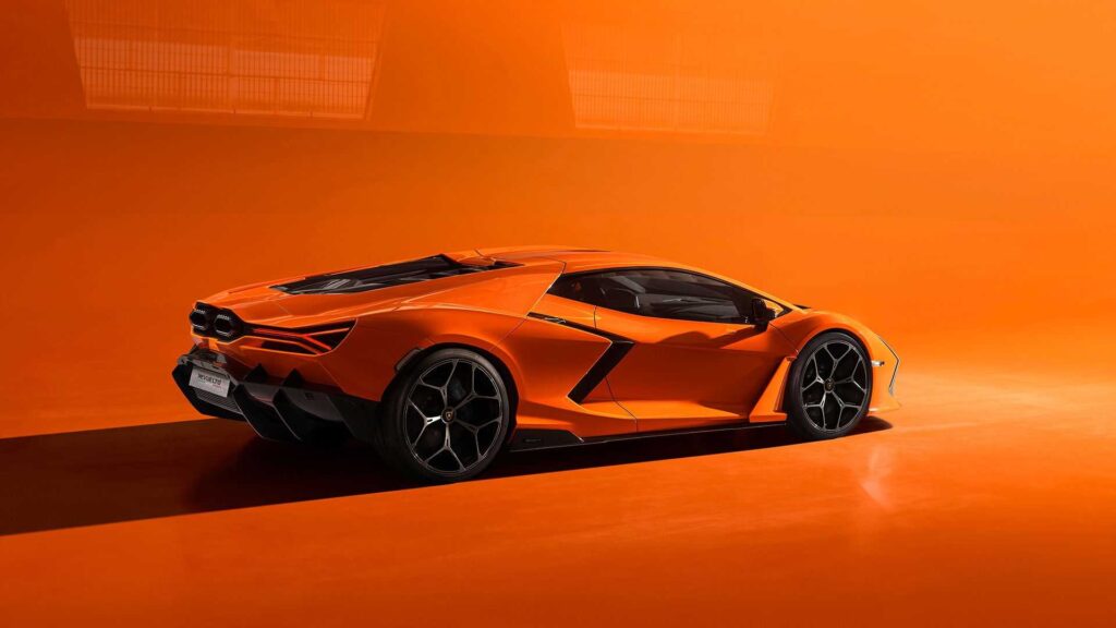 Lamborghini Revuelto въвежда марката в ерата на електрификацията