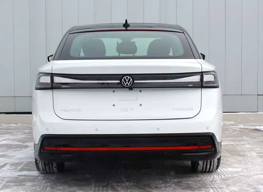 Volkswagen ID.7 дебютира в Китай като електрически Passat