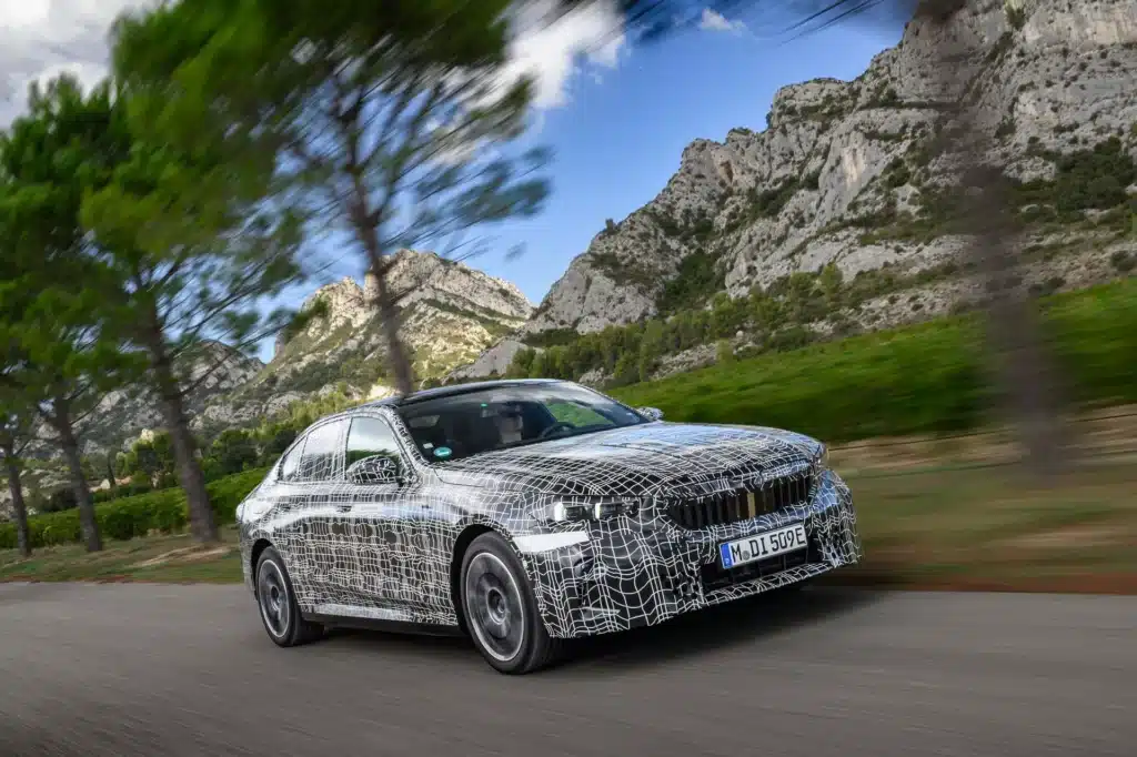 Новото BMW i5 ще завива с поглед