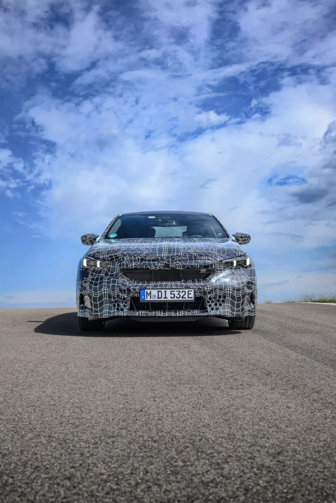 Новото BMW i5 ще завива с поглед