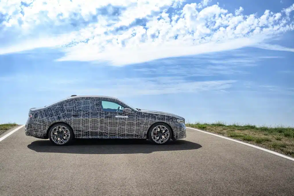 Новото BMW i5 ще завива с поглед