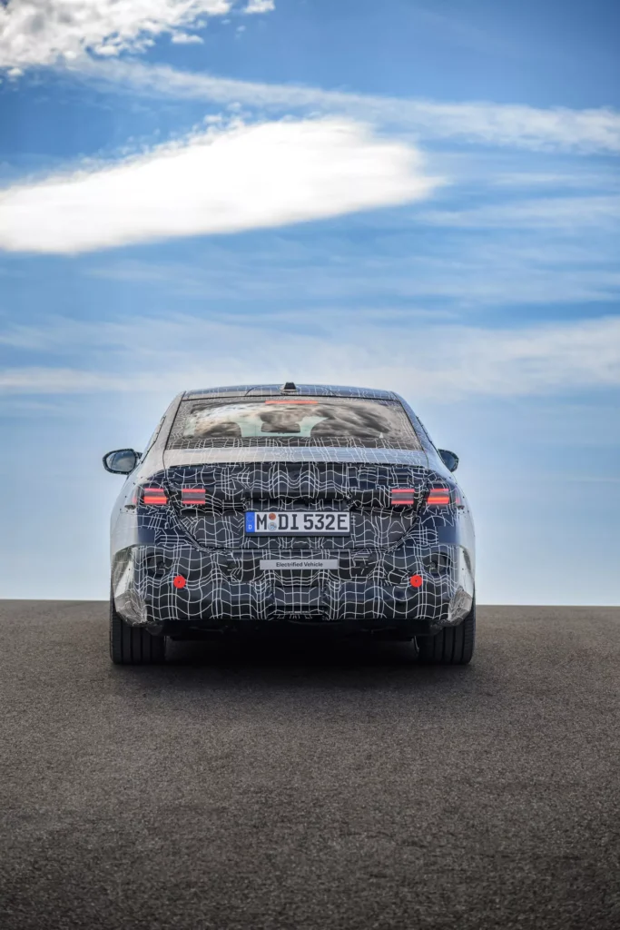 Новото BMW i5 ще завива с поглед