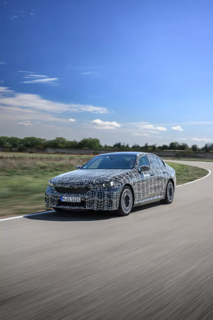 Новото BMW i5 ще завива с поглед