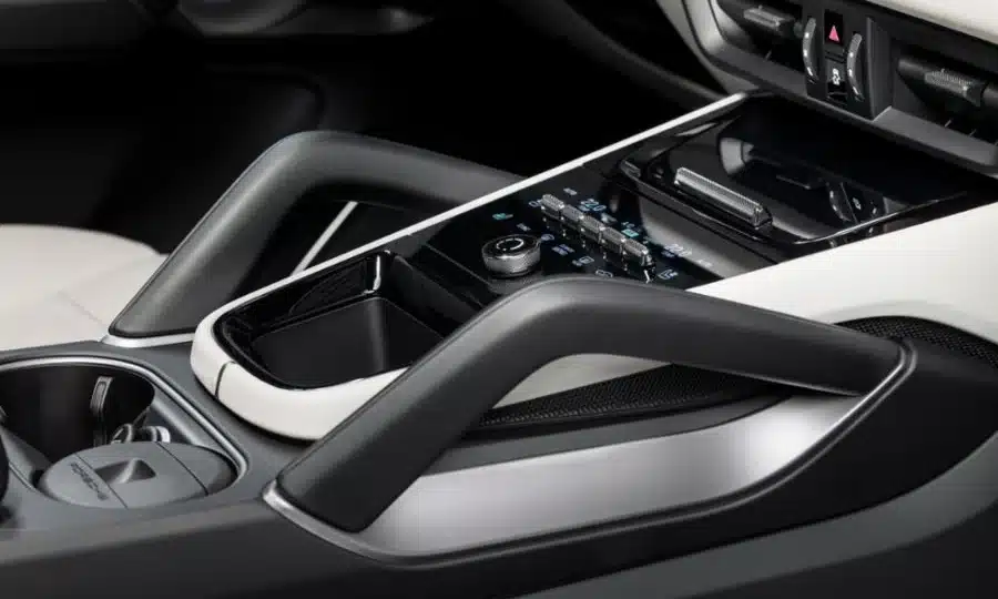 Новият Porsche Cayenne получава повече мощност и цифров интериор