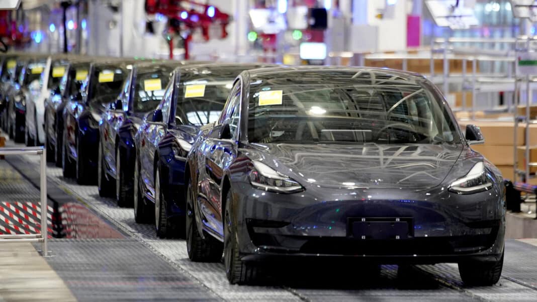 12xp-teslarecall-fbcm-videoSixteenByNine3000 Китай поиска изтеглянето на 1.1 млн. коли на Tesla – за отстраняване на проблем със спирачките