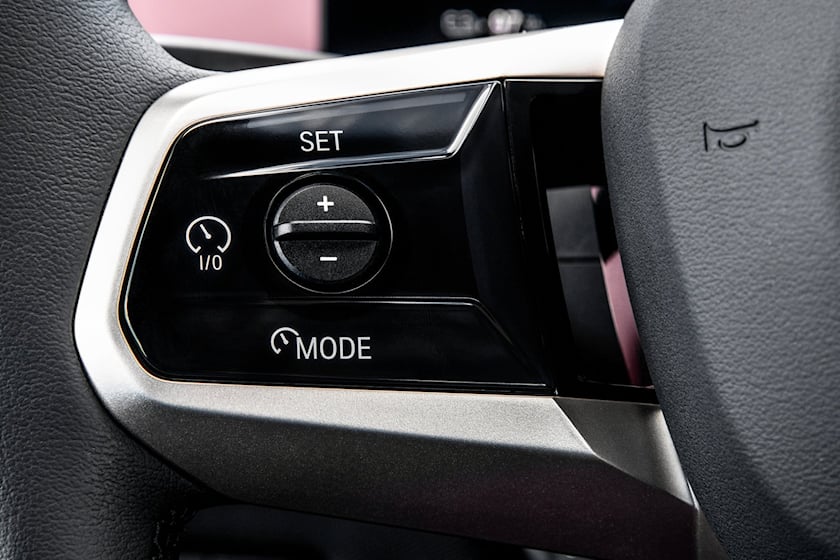Изтеглят 11 180 броя BMW iX. Но защо?