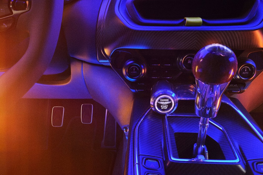 Търсите си кола с V12 и ръчна скоростна кутия? Ето предложение