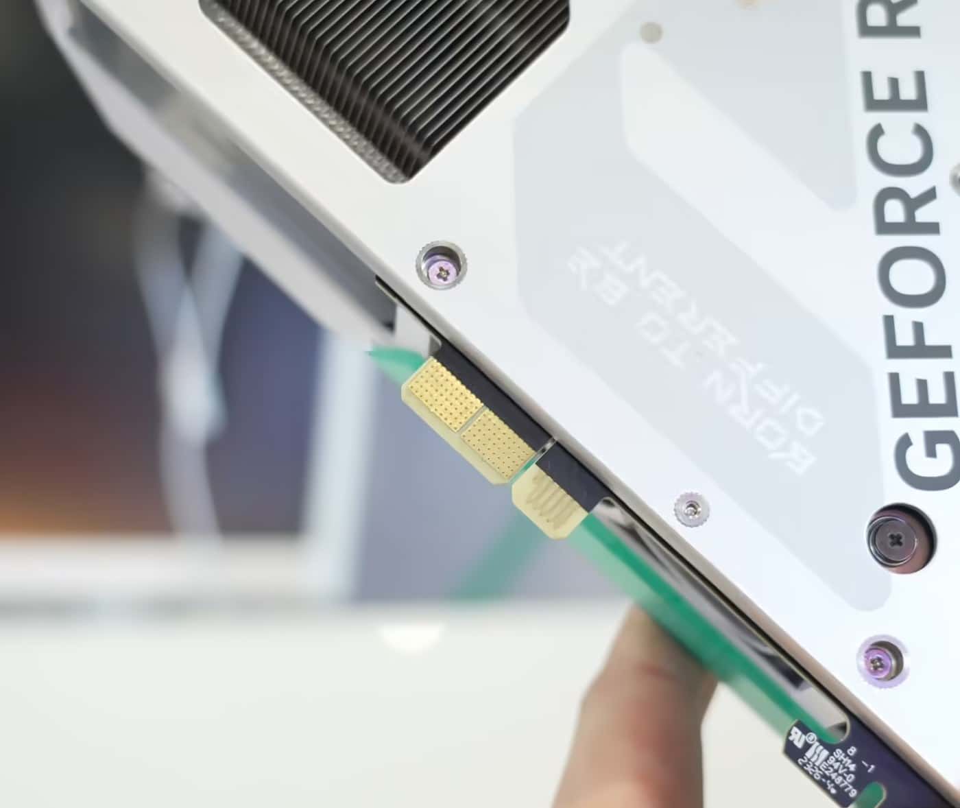 ASUS подготвя GeForce RTX 4070 без конектори за допълнително захранване, включително бял вариант