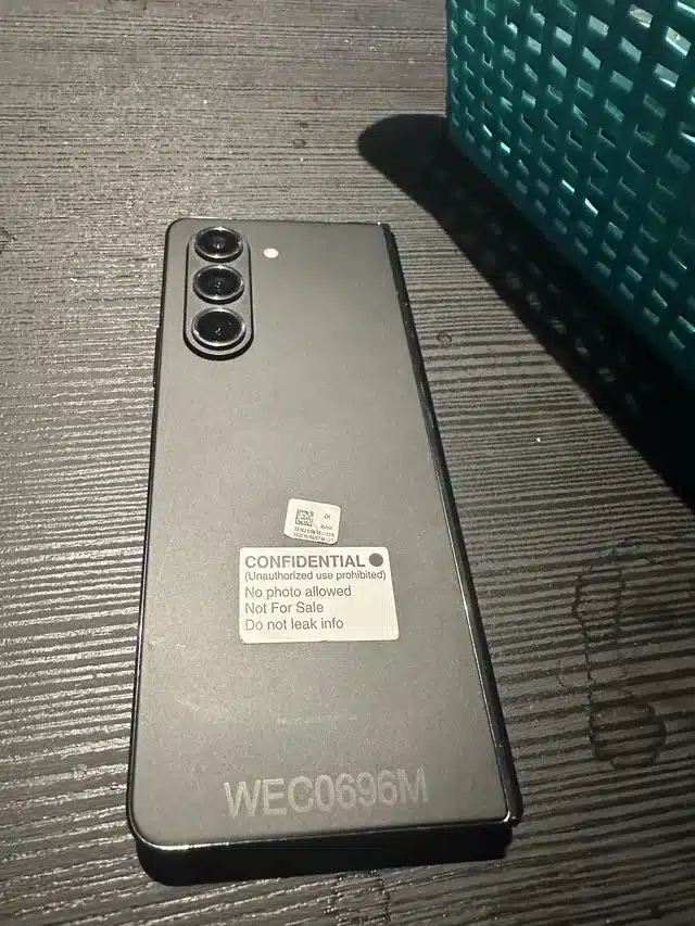Появиха се нови “живи“ снимки на Samsung Galaxy Z Fold 5