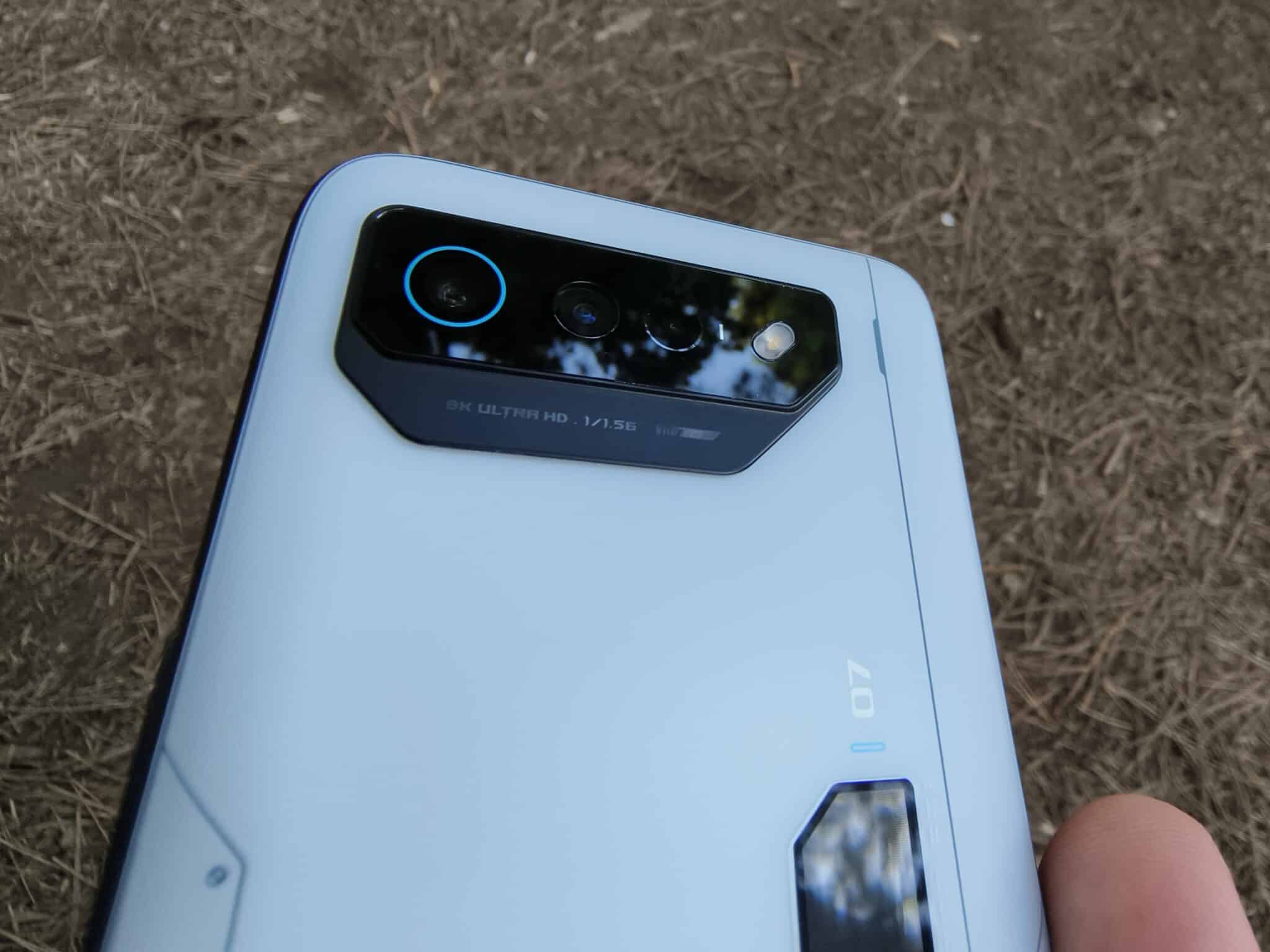 Asus ROG Phone 7 Ultimate – най-мощният смартфон за геймъри, който сме виждали