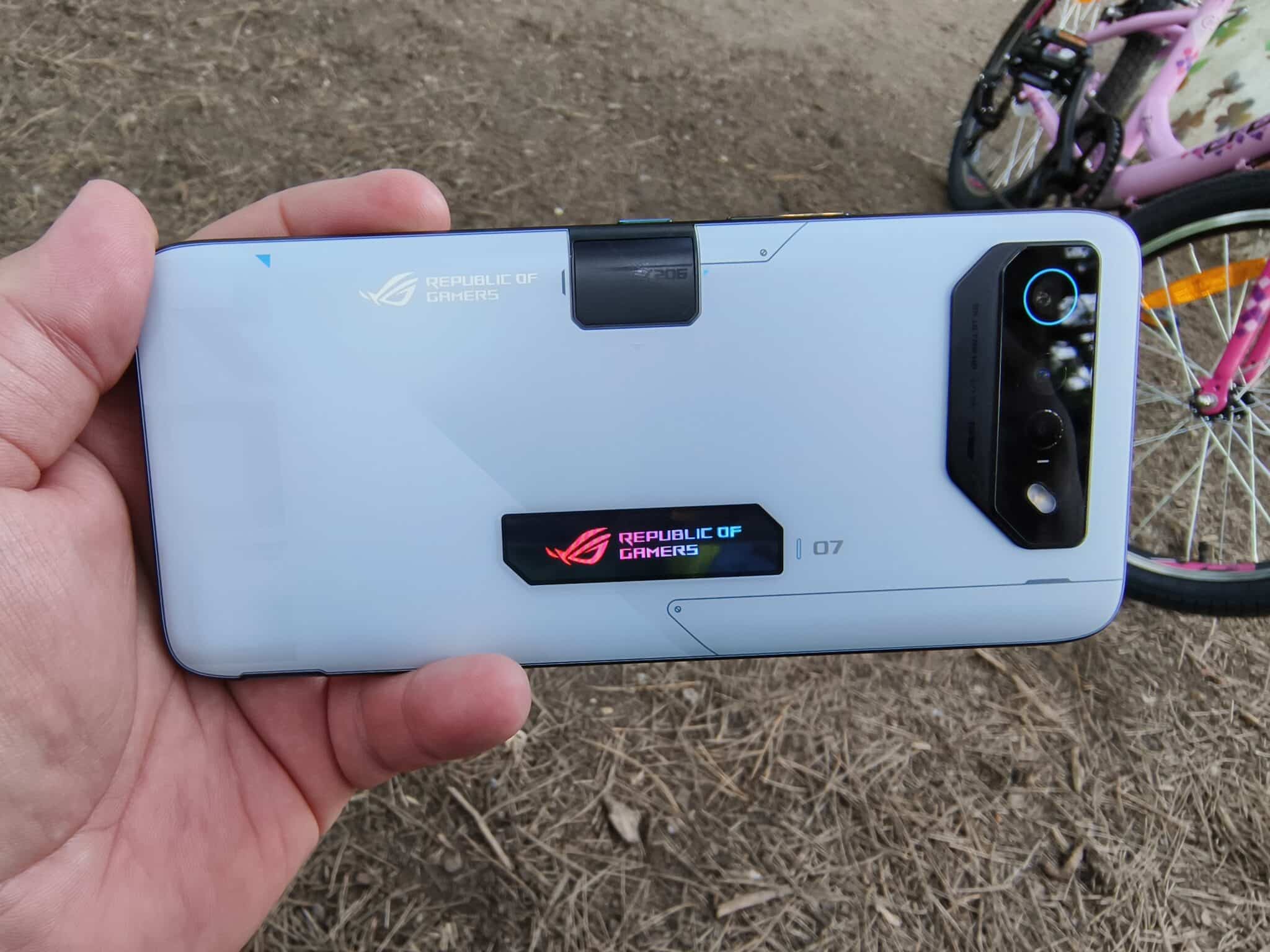 Asus ROG Phone 7 Ultimate – най-мощният смартфон за геймъри, който сме виждали