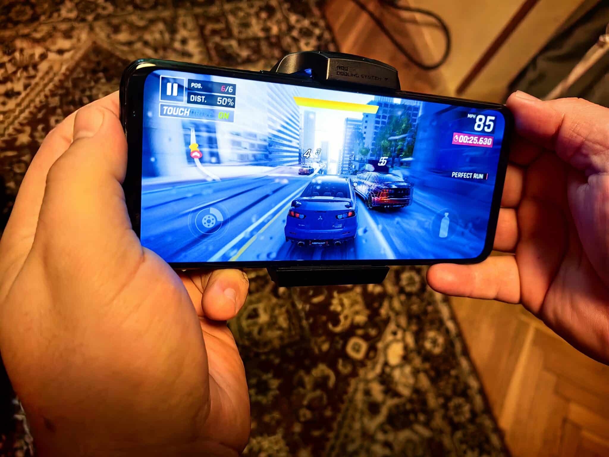 Asus ROG Phone 7 Ultimate – най-мощният смартфон за геймъри, който сме виждали