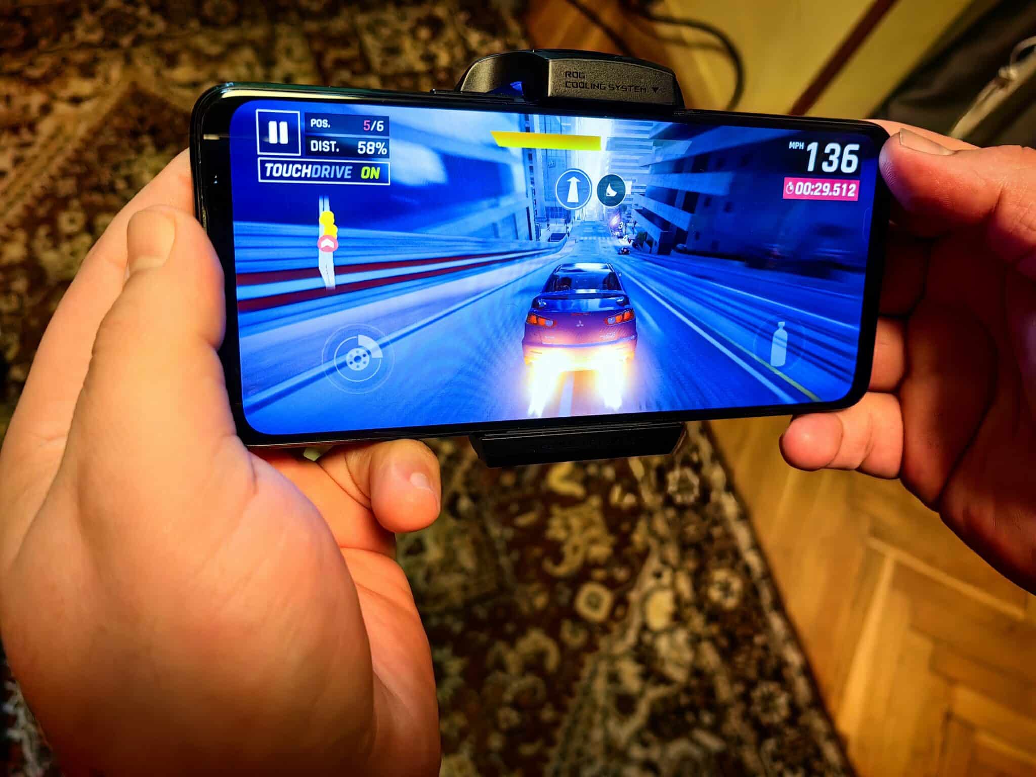 Asus ROG Phone 7 Ultimate – най-мощният смартфон за геймъри, който сме виждали