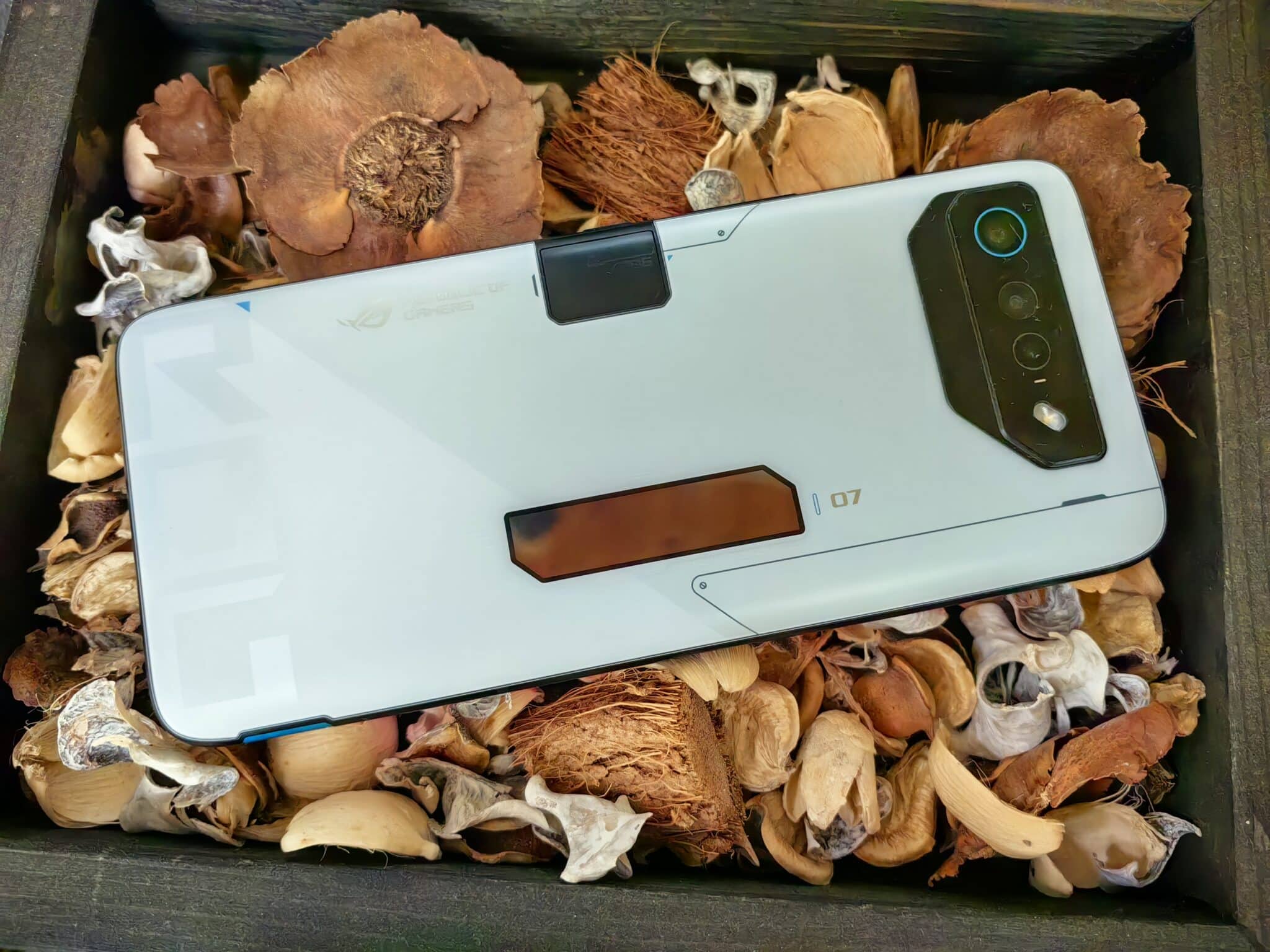 Asus ROG Phone 7 Ultimate – най-мощният смартфон за геймъри, който сме виждали