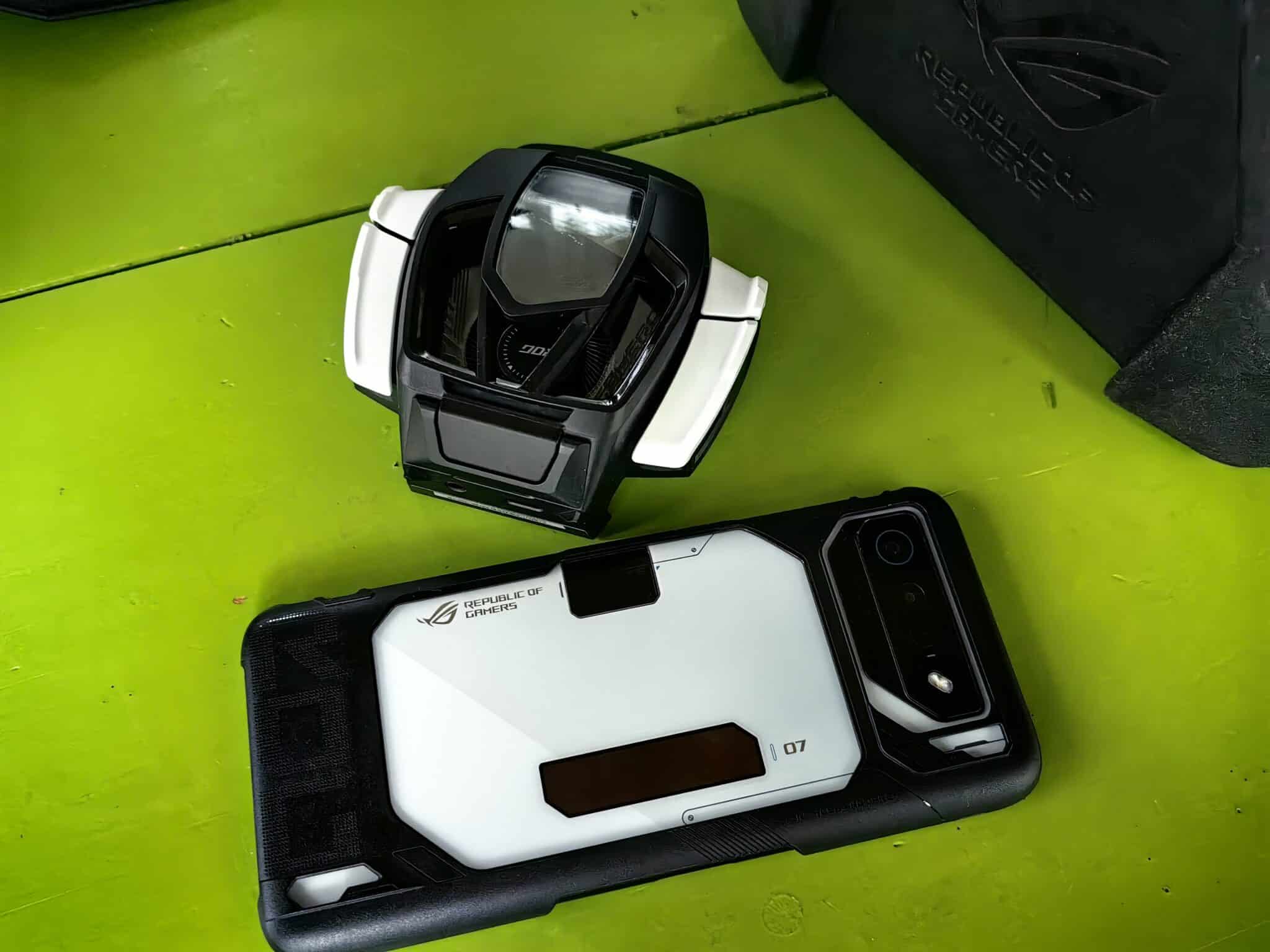Asus ROG Phone 7 Ultimate – най-мощният смартфон за геймъри, който сме виждали