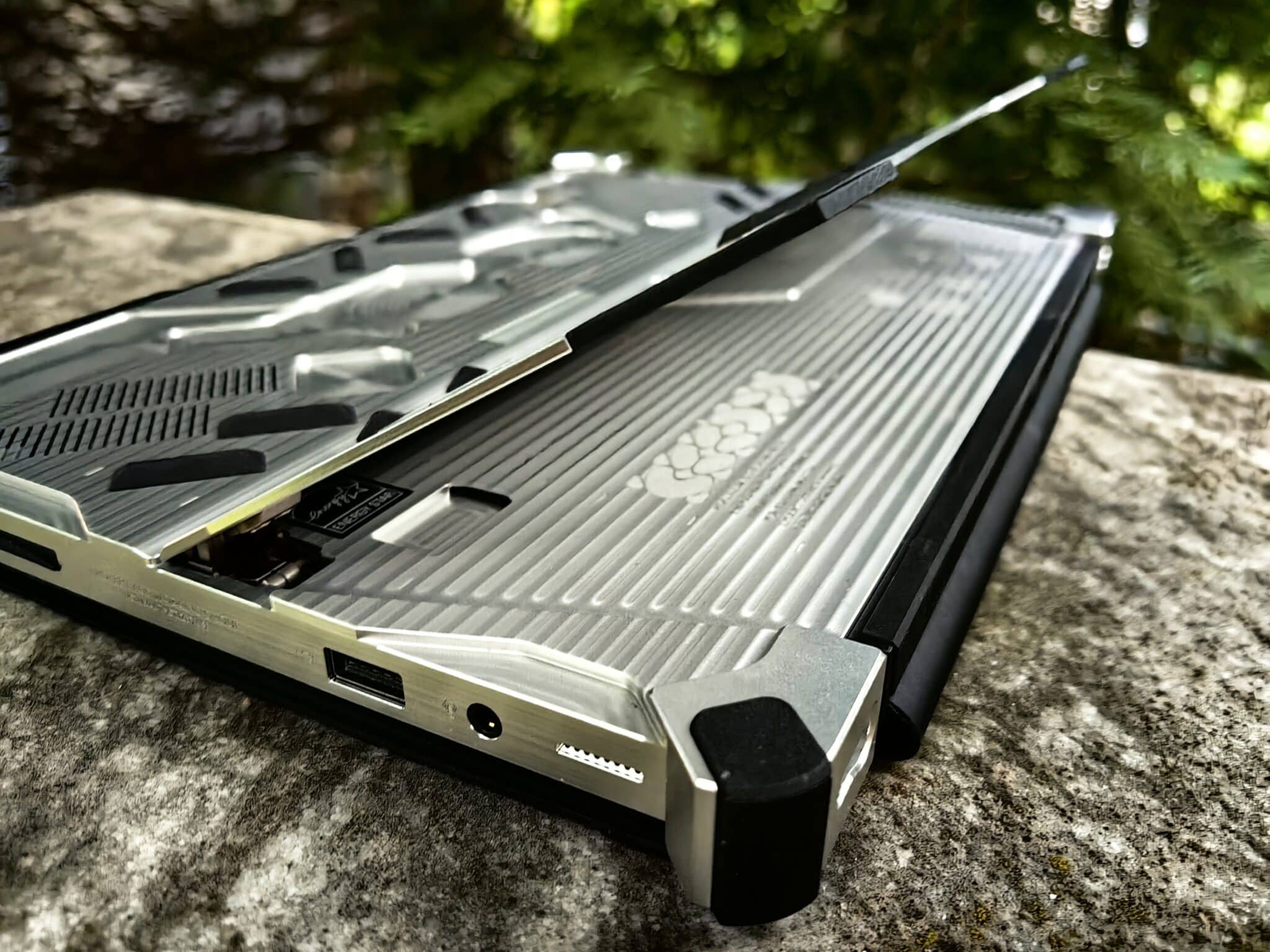 Asus ROG Flow Z13 ACRONYM – супер мощен геймърски лаптоп/таблет с уникална външност