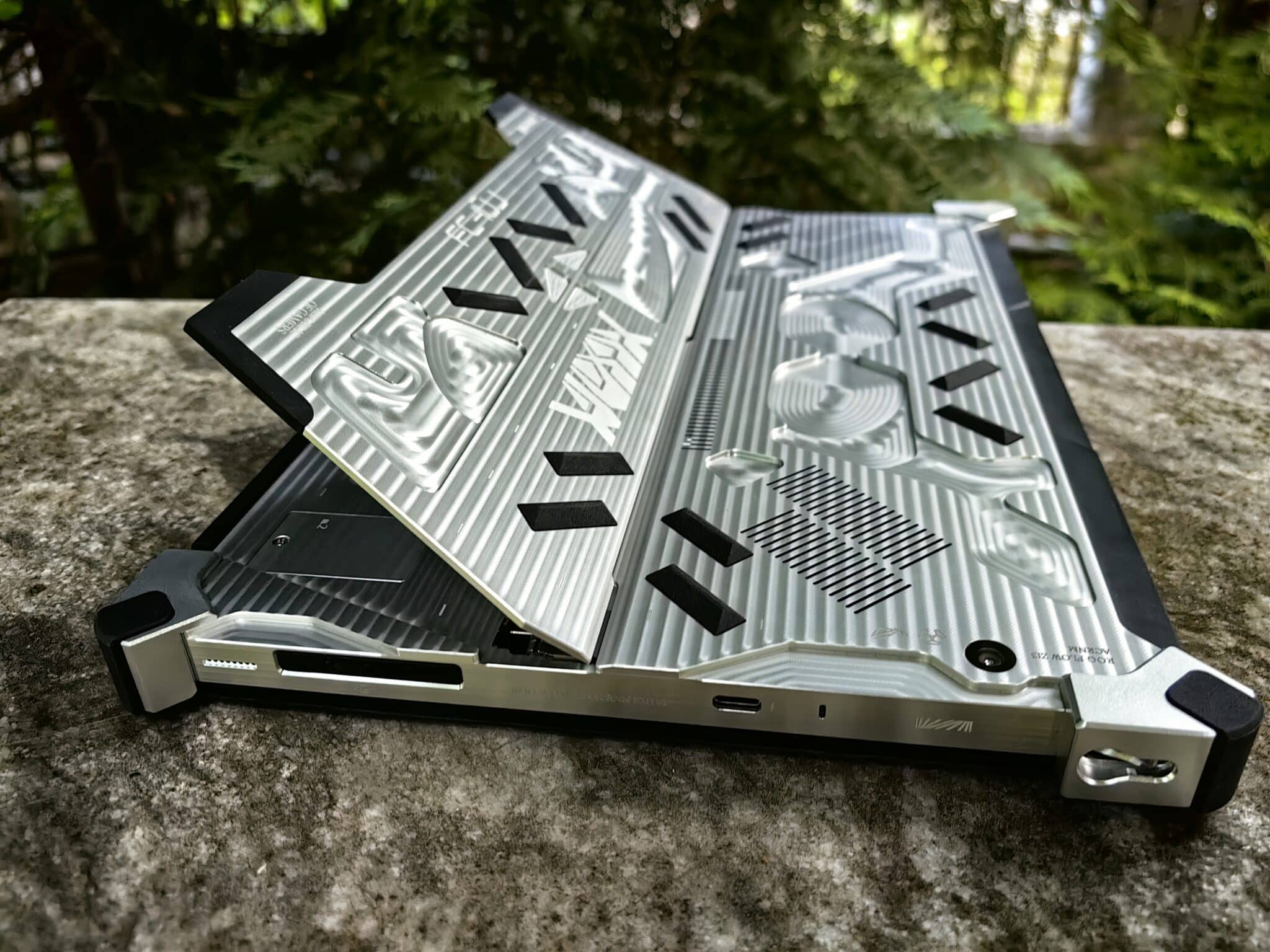 Asus ROG Flow Z13 ACRONYM – супер мощен геймърски лаптоп/таблет с уникална външност