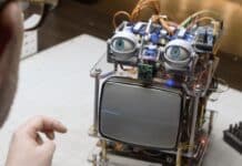 Изобретател представи симпатчиен робот, създаден от Alexa, Arduino и стар кинескоп