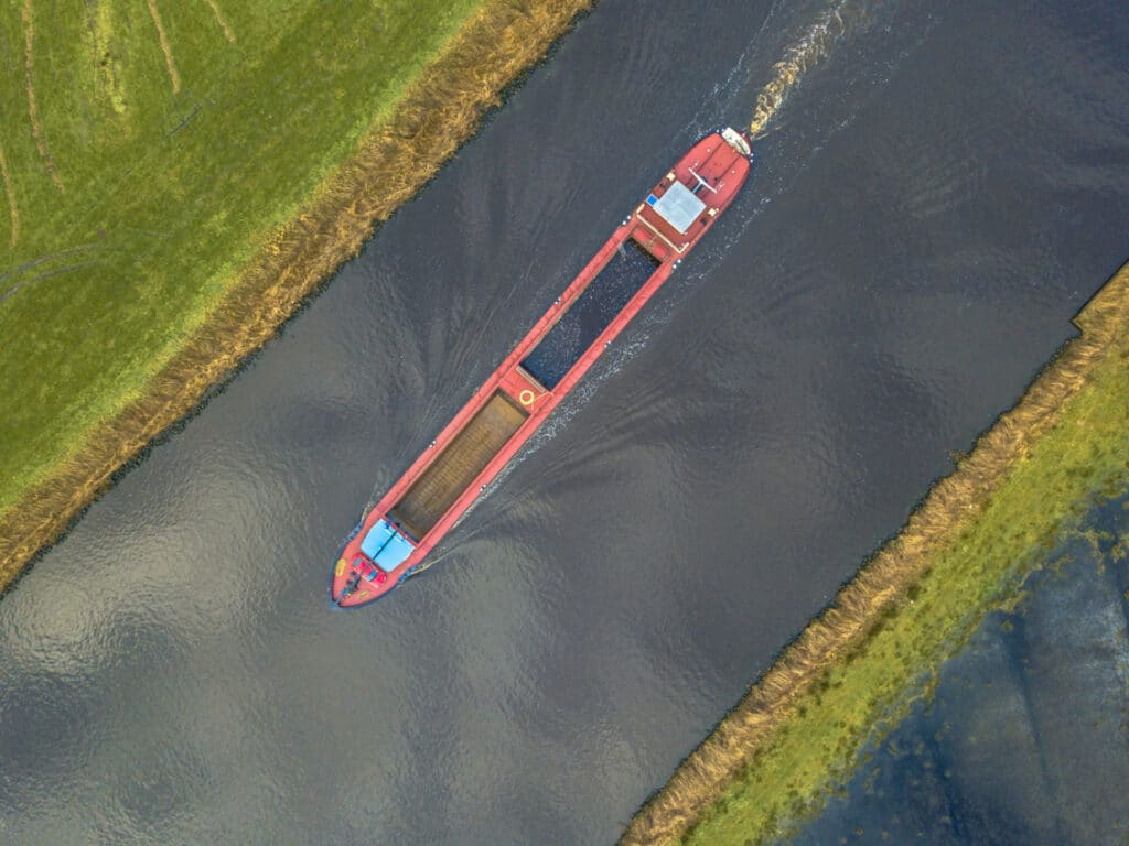 Китайска компания пуска на пазара електрически контейнеровоз, задвижван с батерии