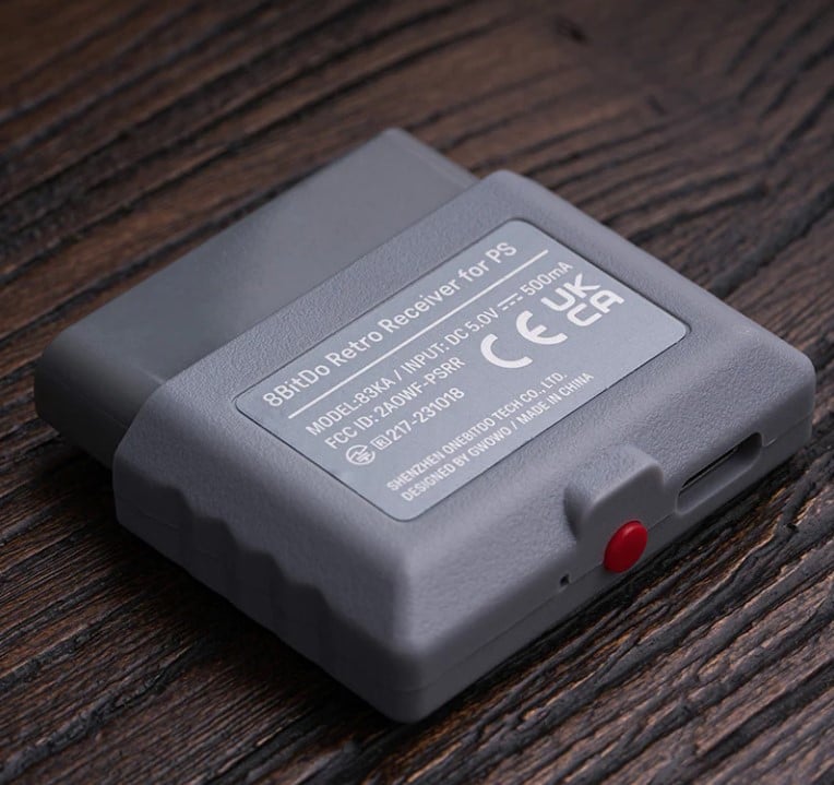 8BitDo пусна адаптер за свързване на съвременни джойстици към PS1 и PS2