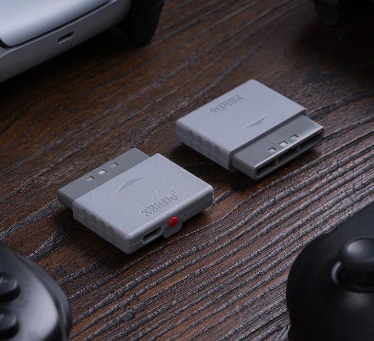8BitDo пусна адаптер за свързване на съвременни джойстици към PS1 и PS2