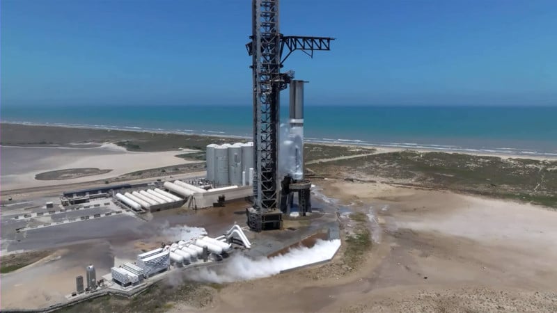 SpaceX проведе „до голяма степен“ успешен тест за изстрелване на ускорителя Super Heavy за ракетата Starship
