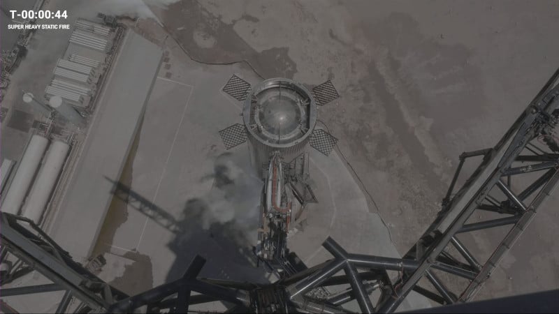 SpaceX проведе „до голяма степен“ успешен тест за изстрелване на ускорителя Super Heavy за ракетата Starship