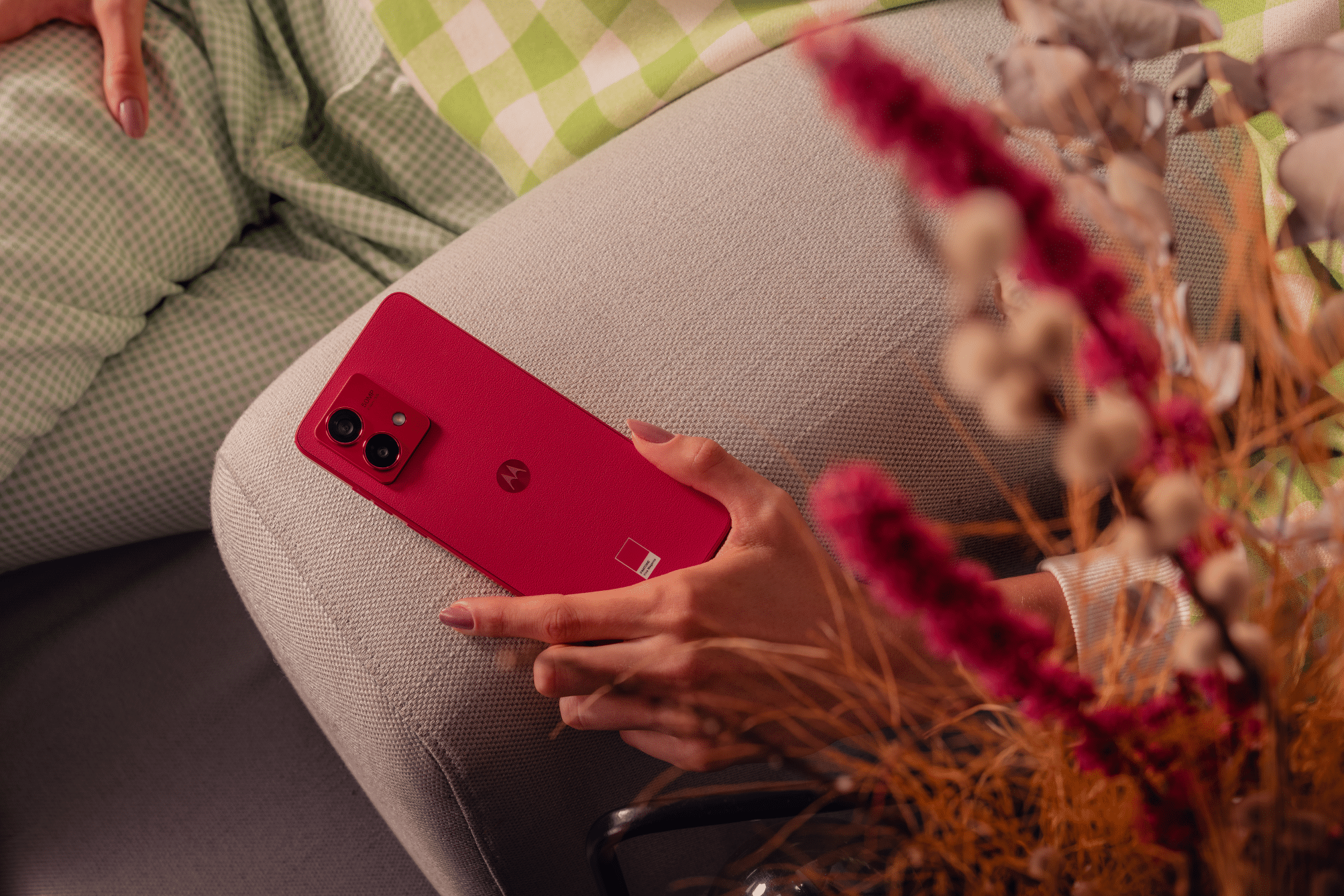 moto g84 5G: покритие от веган кожа и новата 50 MP камера с OIS и цвета на годината на PANTONE