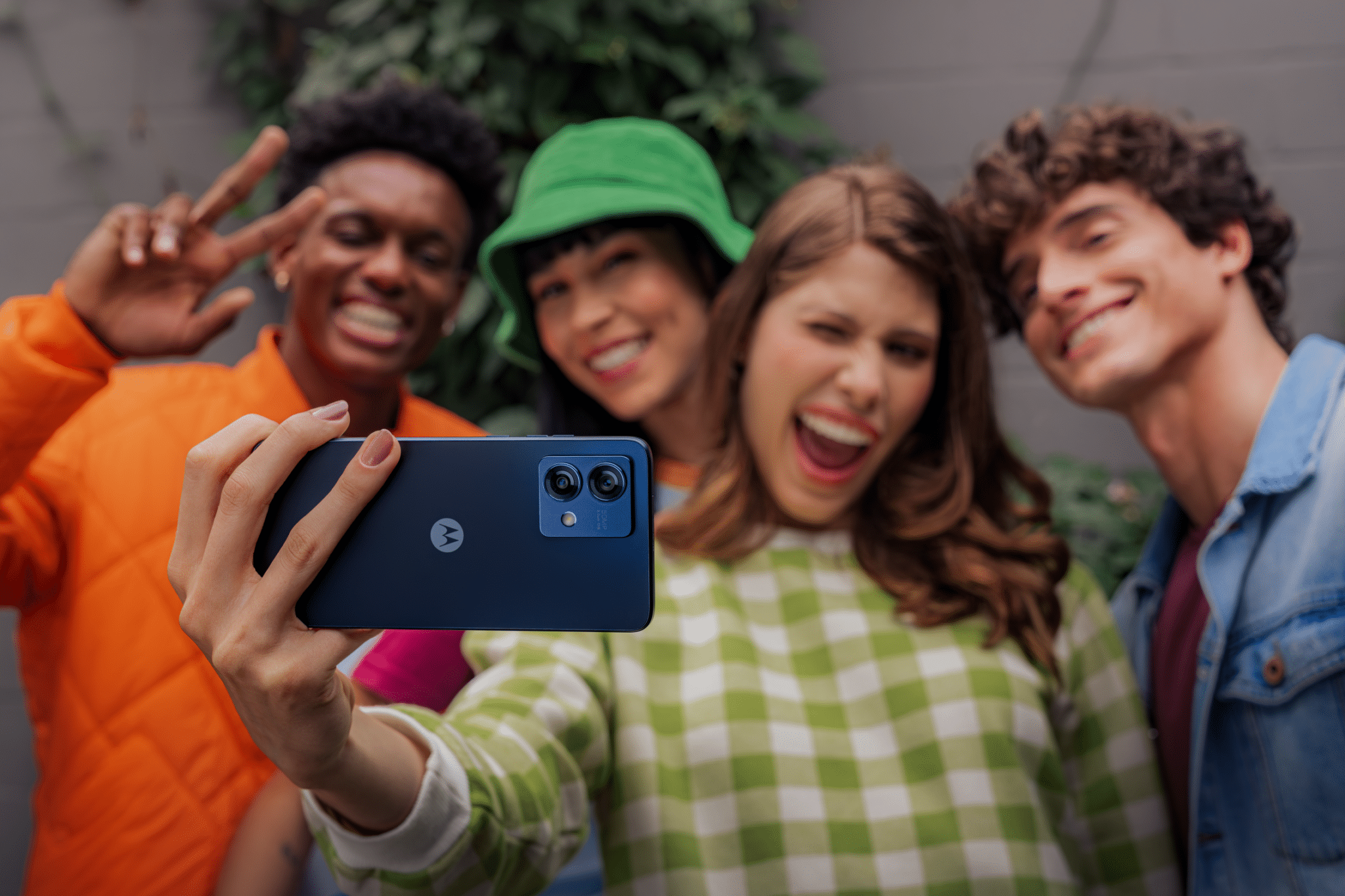 moto g84 5G: покритие от веган кожа и новата 50 MP камера с OIS и цвета на годината на PANTONE