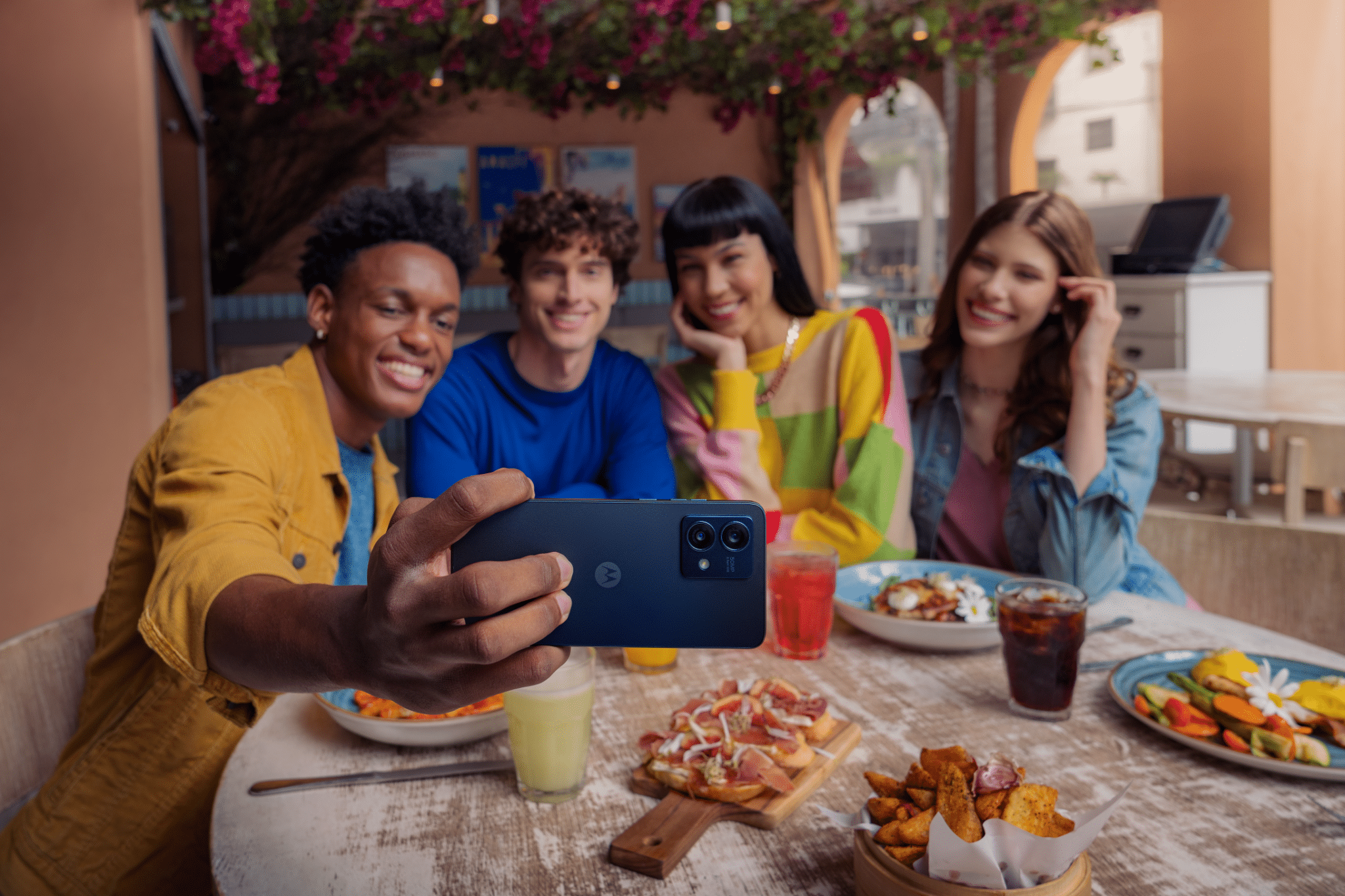 moto g84 5G: покритие от веган кожа и новата 50 MP камера с OIS и цвета на годината на PANTONE