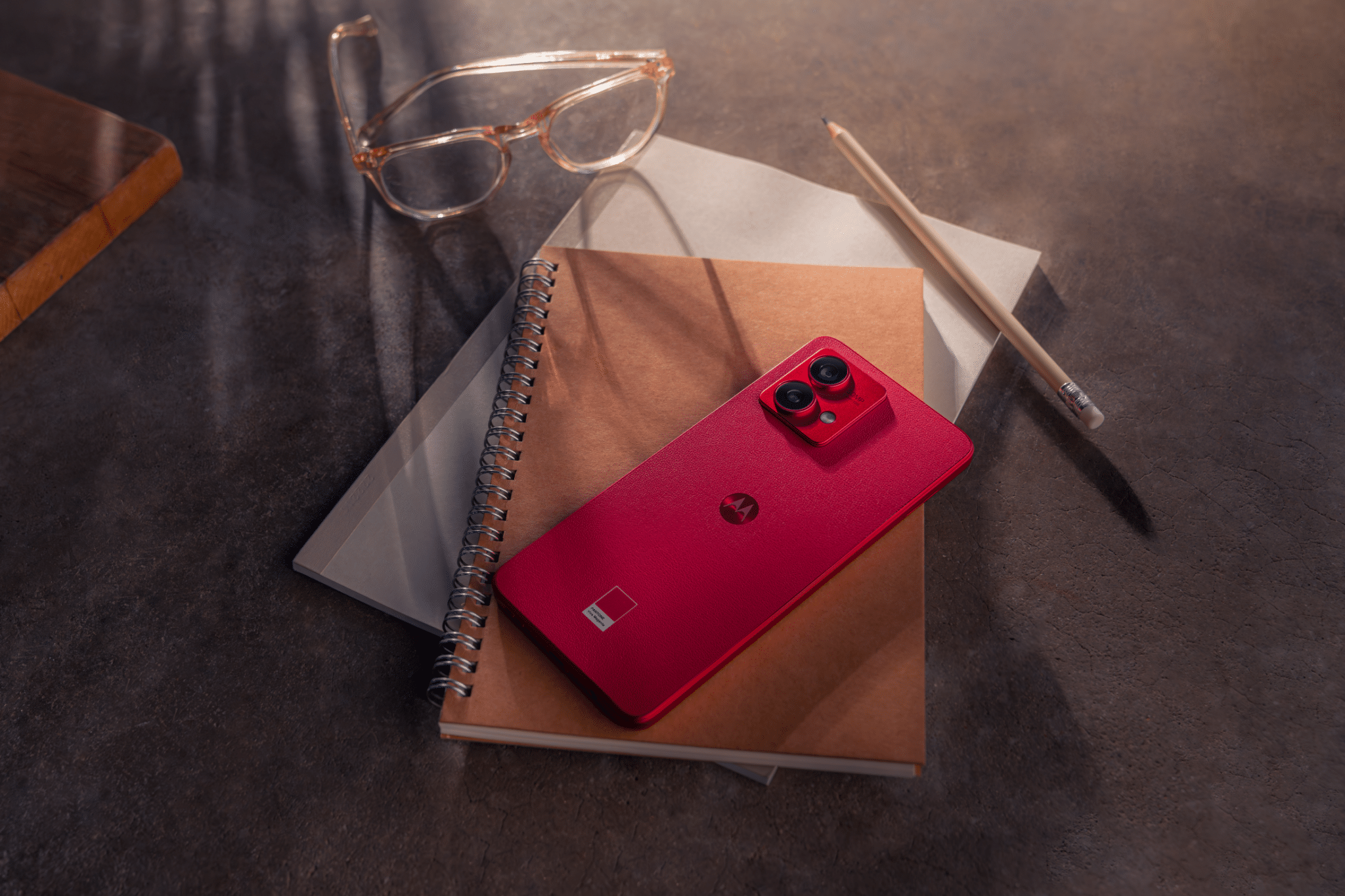 moto g84 5G: покритие от веган кожа и новата 50 MP камера с OIS и цвета на годината на PANTONE