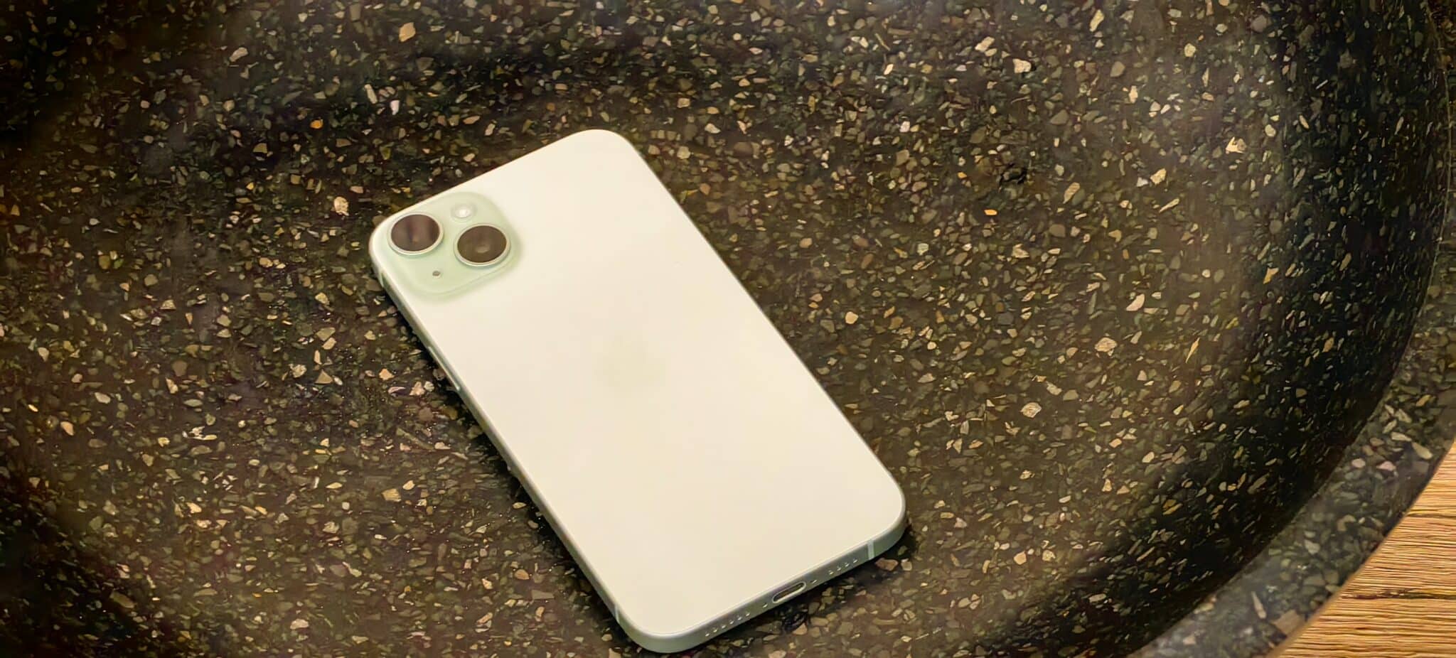 Apple iPhone 15 Plus: Голям екран и рекордно дълъг живот на батерията