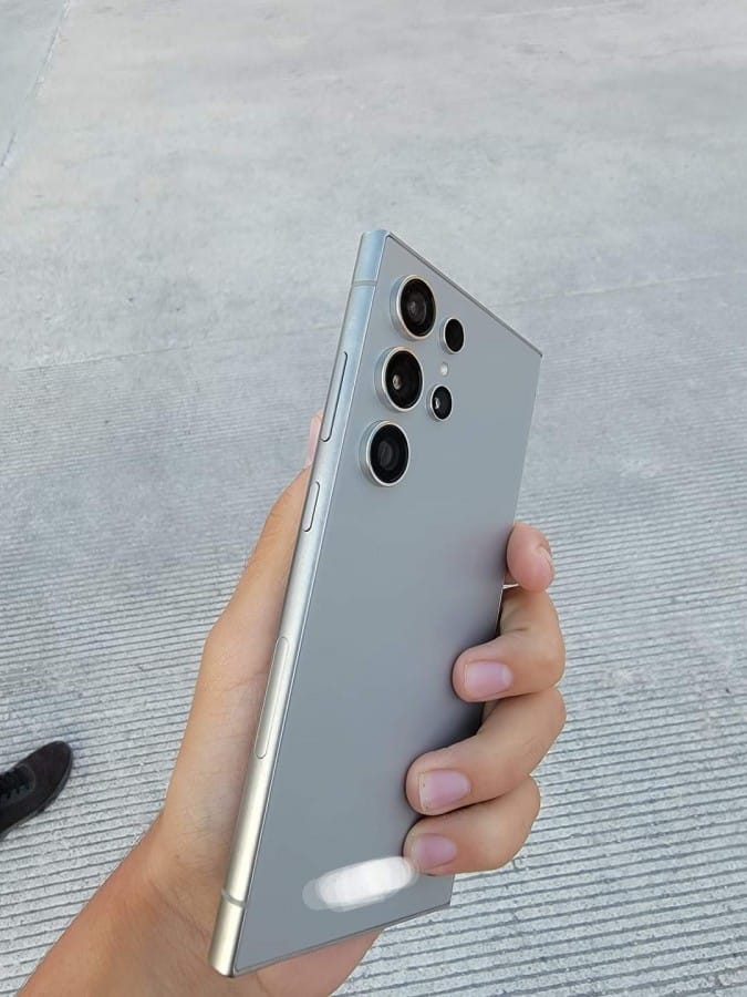 Samsung Galaxy S24 бе показан в снимки на живо с познат дизайн