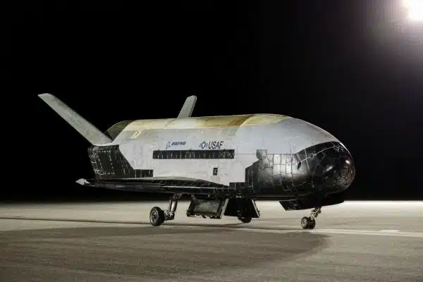 Военният самолет X-37B се завръща в космоса с помощта на ракета Falcon Heavy