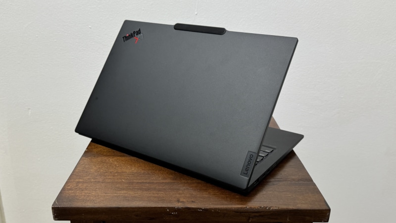 Lenovo представи ултратънките и леки лаптопи ThinkPad X1 Carbon и X1 2-в-1 с чипове Intel Core Ultra