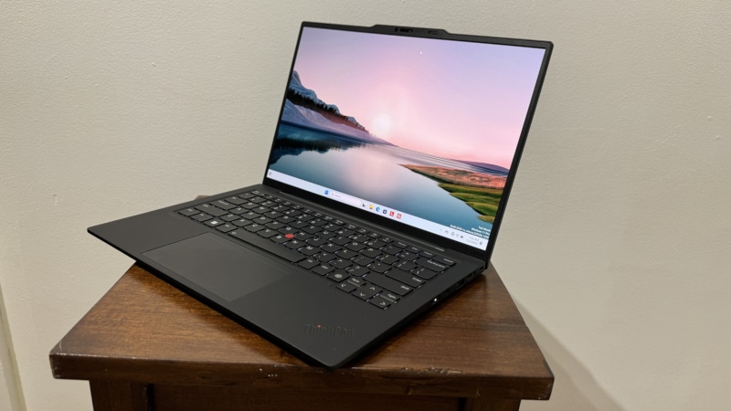 Lenovo представи ултратънките и леки лаптопи ThinkPad X1 Carbon и X1 2-в-1 с чипове Intel Core Ultra