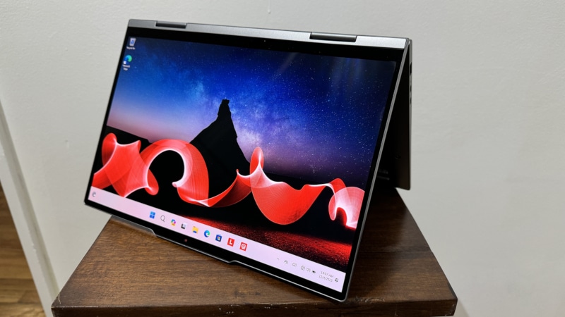 Lenovo представи ултратънките и леки лаптопи ThinkPad X1 Carbon и X1 2-в-1 с чипове Intel Core Ultra