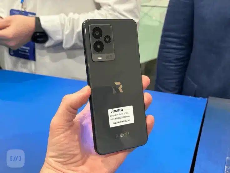 Представиха „руския убиец“ на iPhone – R-FON със собствената операционна система ROSA Mobile